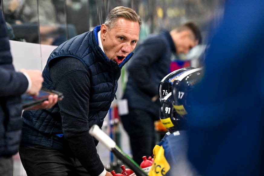 Head Coach Jussi Tapola (HCAP) motivates his players, during the regular season National League game between HC Ambri Piotta and HC Davos Piotta at the ice stadium Gottardo Arena, Switzerland, Septemb ...