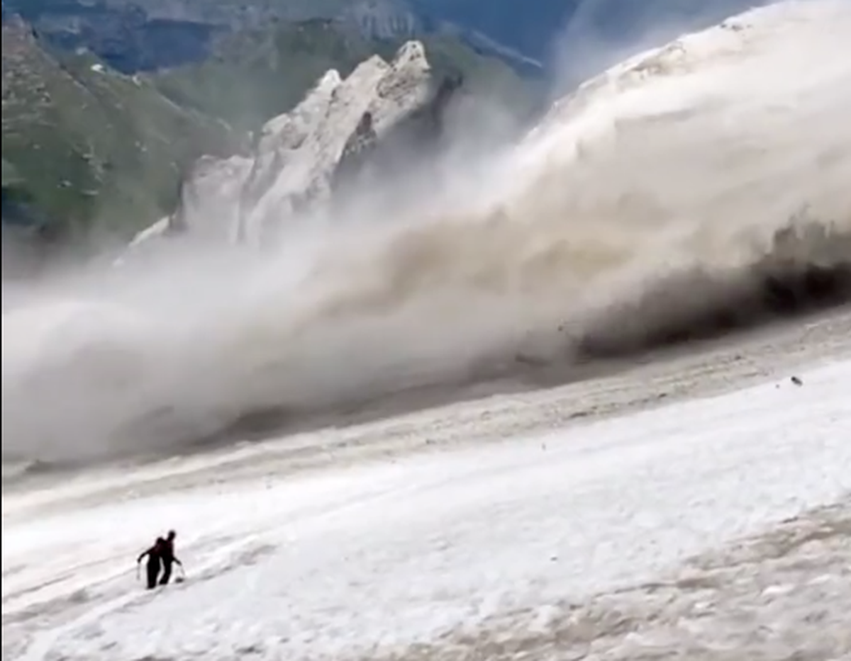 Ces deux alpinistes au premier plan ont eu beaucoup de chance.