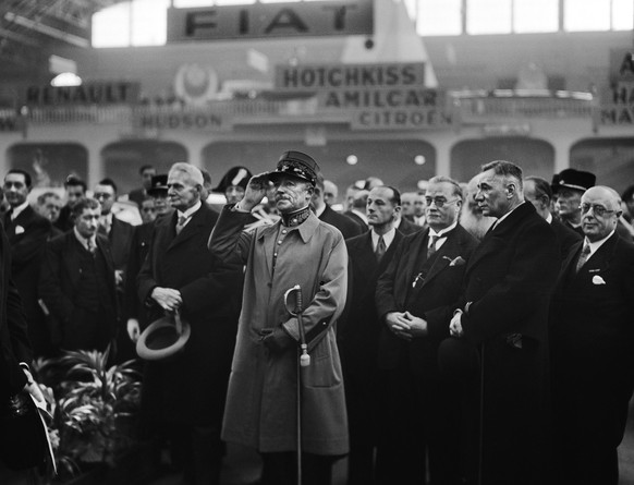 General Guisan, center, attends the 16th Geneva International Motor Show in March 1939.  (KEYSTONE/PHOTOPRESS-ARCHIVE/Str)
