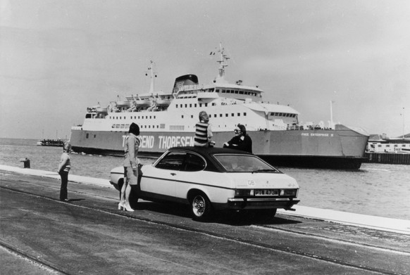A 1974 Ford Capri on a quay, in front of a Townsend Thoresen car ferry, 1970s. Artist: Unknown Copyright:xNationalxMotorxMuseum/HeritagexImagesx / IMAGO ,1193741 Copyright:NationalxMotorxMuseum/Herita ...