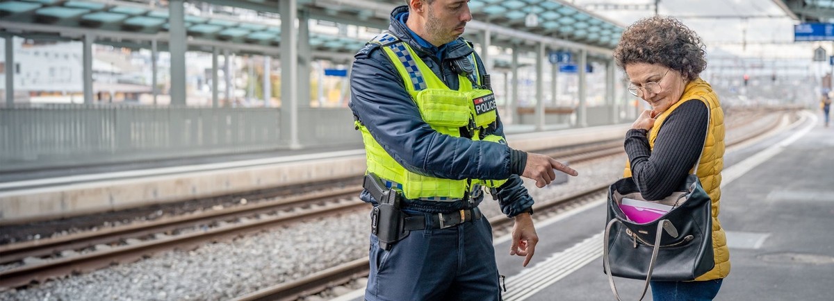 Les auteurs bousculent une victime dans la foule seul ou en tenaille avec l'aide de complices. Profitant de la distraction de la victime, les auteurs ou des complices fouillent les poches de cell ...