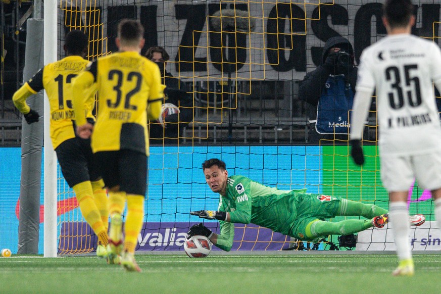 YBs Nicolas Ngamaleu, links, verschiesst gegen Basels Torhueter Heinz Lindner einen Penalty im Fussball Meisterschaftsspiel der Super League zwischen den Berner Young Boys und dem FC Basel, am Mittwoc ...