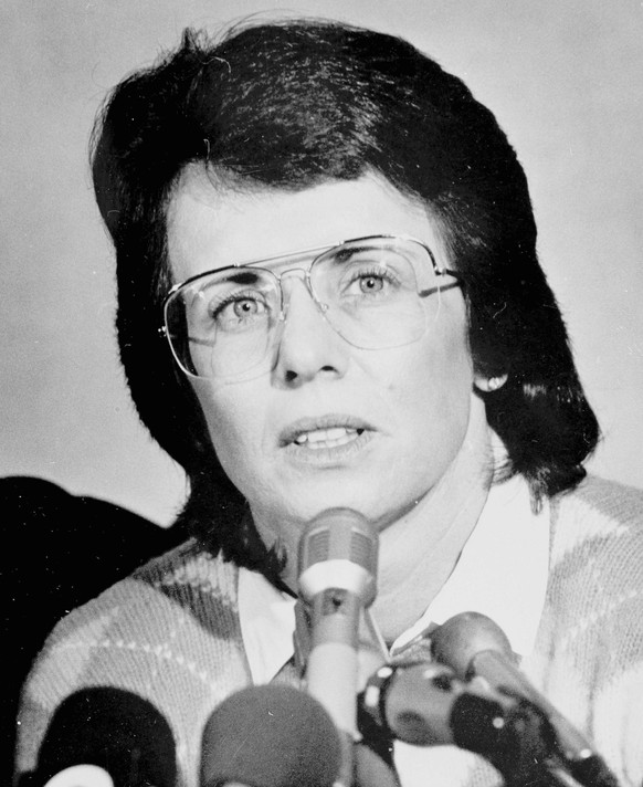 ARCHIV ? ZUM KEYSTONE-SDA-TEXT UEBER DIE EHEMALIGE US-TENNISSPIELERIN BILLIE JEAN KING STELLEN WIR IHNEN FOLGENDES BILDMATERIAL ZUR VERFUEGUNG - Tennis star Billie Jean King talks in Los Angeles at a  ...