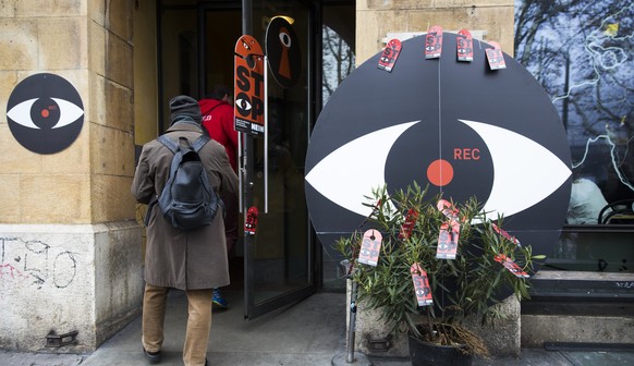 Mitglieder des Referendumskomitee gegen Versicherungsspione treffen sich beim Restaurant &quot;O bolles&quot;, am Sonntag, 25. November 2018 in Bern. (KEYSTONE/Peter Klaunzer)