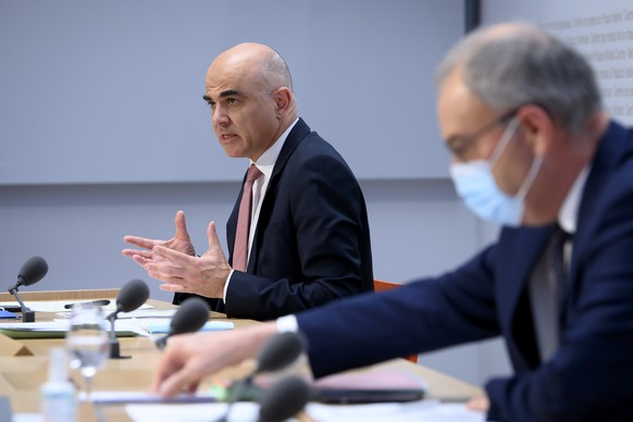 Bundesrat Alain Berset, links, spricht an der Seite von Bundesratspraesident Guy Parmelin rechts, waehrend einer Medienkonferenz des Bundesrates zur aktuellen Situation im Zusammenhang mit dem Coronav ...