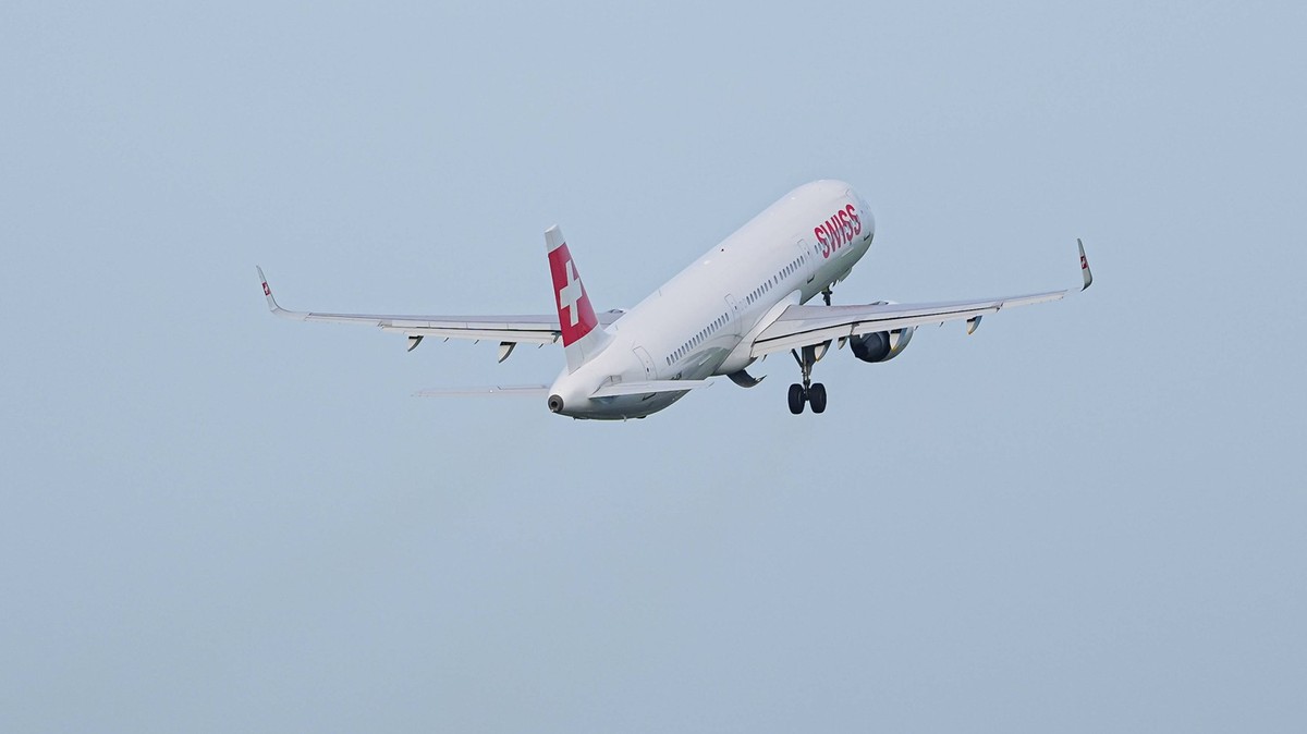 Hamburg Themenfoto: Flughafen, 14.10.2026 Airbus A321-212 HB-ION der Swiss Air beim Start/Take-Off Themenfoto: Flughafen, 14.10.2026 *** Hamburg: Airport Photo, October 14, 2026Swiss Air s Airbus A321 ...