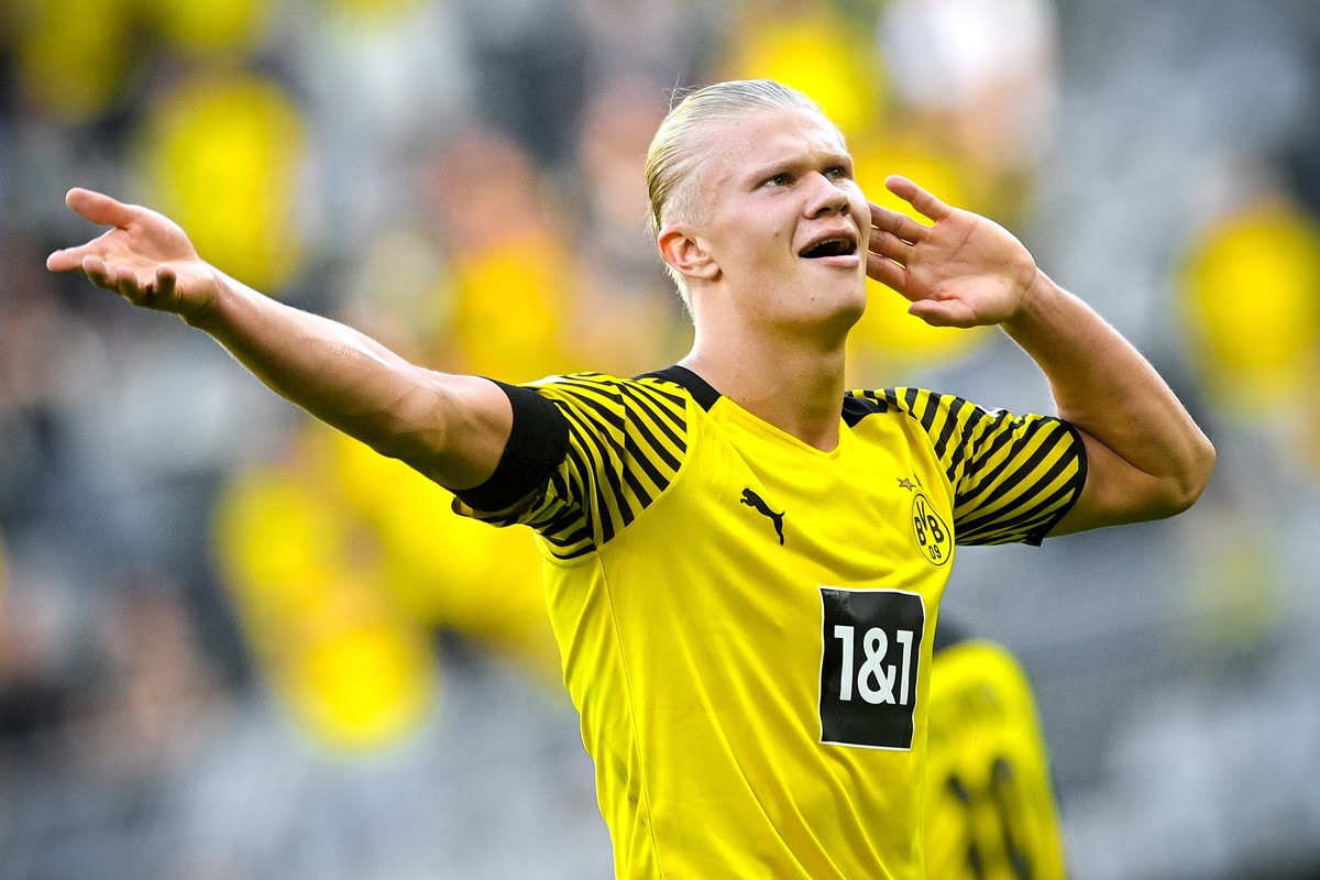 epa09413959 Dortmund's Erling Haaland celebrates after scoring the 3-1 lead during the German Bundesliga soccer match between Borussia Dortmund and Eintracht Frankfurt in Dortmund, Germany, 14 Au ...