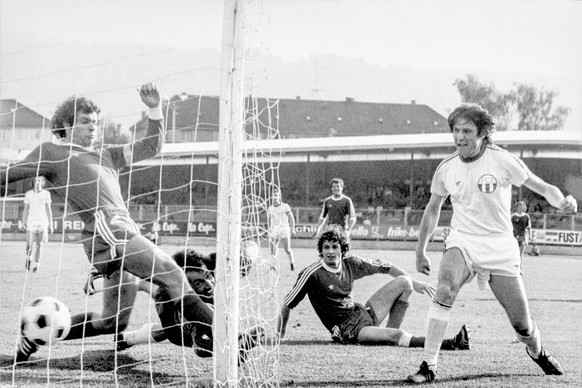 Mit einem 5 zu 1 Sieg gegen den FC Winterthur am 29. Mai 1976 im Letzigrundstadion in Zuerich sichert sich der FC Zuerich bereits zwei Runden vor Schluss den Meistertitel. Rosario Martinelli, rechts,  ...