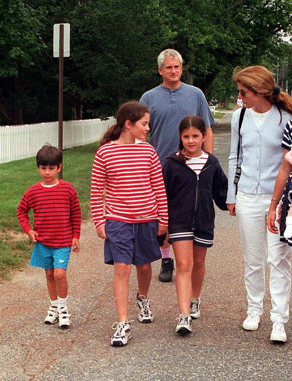 31114LCAV:.THE KENNEDY S 4TH OF JULY WEEKEND.HYANNISPORT, MASS.PHOTO:LAURA CAVANAUGH/GLOBE PHOTOS INC �1998.ED SCHLOSSBERG AND CAROLINE KENNEDY AND THIER KIDS, JACK, ROSE,AND TATIANA PUBLICATIONxINxGE ...