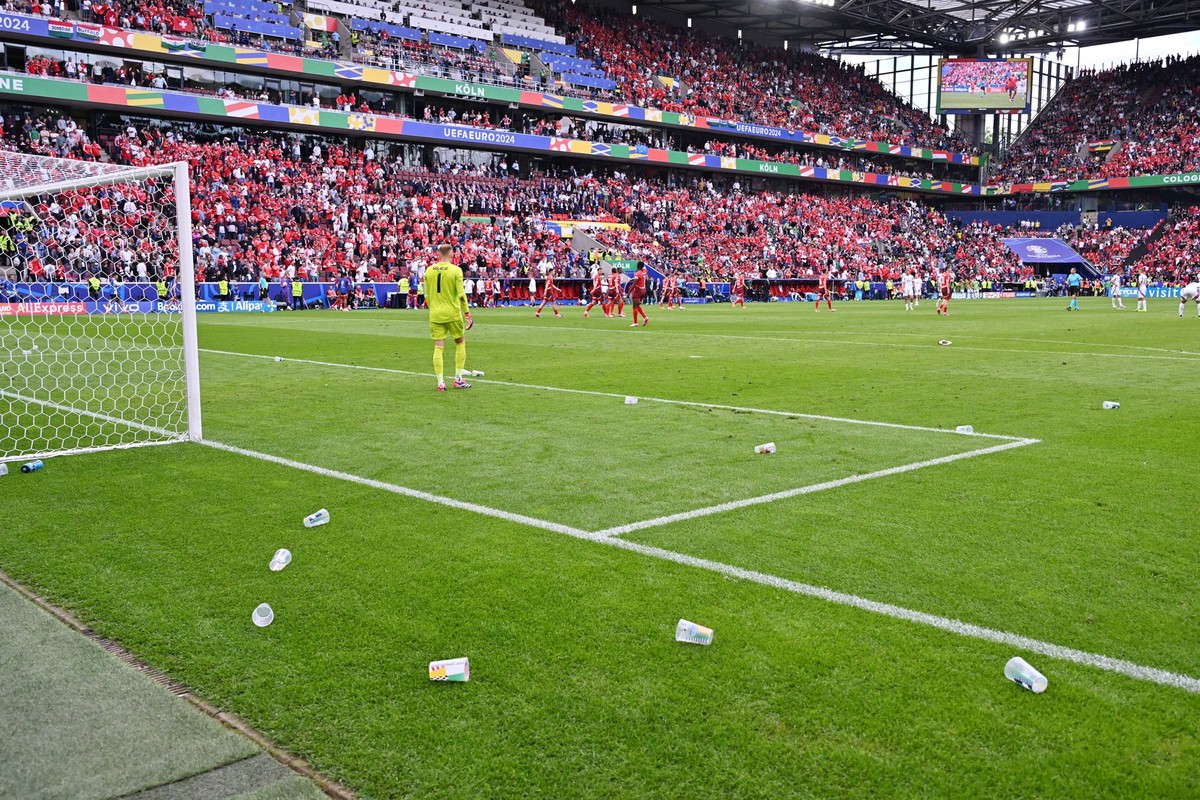 Schweizer Fans warfen nach dem 1:3 Bierbecher auf das Spielfeld 15.06.2024, Fussball Europameisterschaft 2024, Vorrunde, 1. Spieltag Ungarn - Schweiz Koeln Rhein Energie Stadion Nordrhein Westfalen De ...