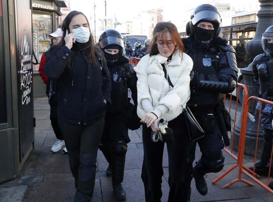 epa09805459 Russian policemen detain a participant in an unauthorized rally against the Russian military operation in Ukraine, in Saint Petersburg, Russia, 06 March 2022. According to independent Russ ...