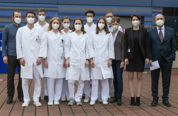 Bettina Hohberger (3. v. r.), hinter ihr Christian Mardin und ihr Team an der Klink Erlangen.
