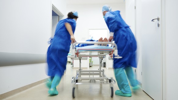notfall, notaufnahme, emergency room, spital, hospital, ärztinnen, ärzte, medizin, shutterstock