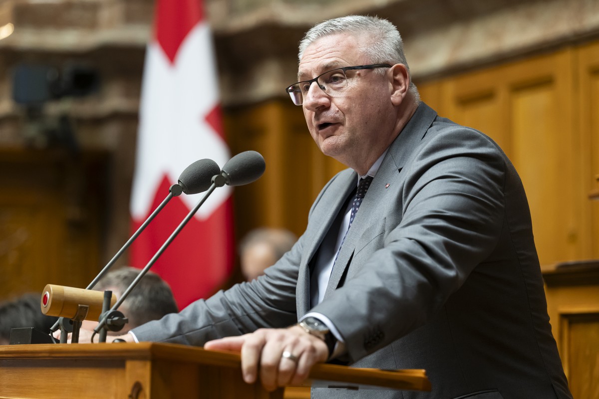 Andreas Glarner, SVP-AG, spricht bei den Debatten ueber die Ausserordentliche Session "Asyl", waehrend der Herbstsession der Eidgenoessischen Raete, am Dienstag, 24. September 2024 im Nation ...