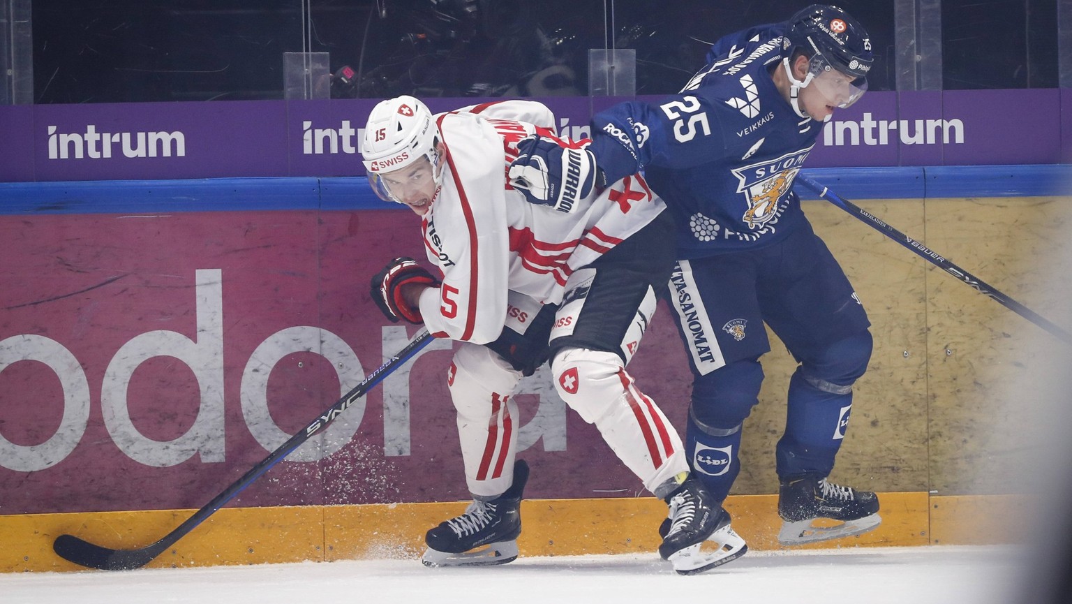 221110 Gregory Hofmann of Switzerland and Jere Karjalainen of Finlandduring the Karjala Tournament between Switzerland and Finland on November 10, 2022 in Turku. Photo: Kalle Parkkinen / BILDBYRAN / C ...