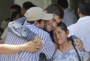 José Salvador mit seinen Eltern beim Verlassen des Klinik.