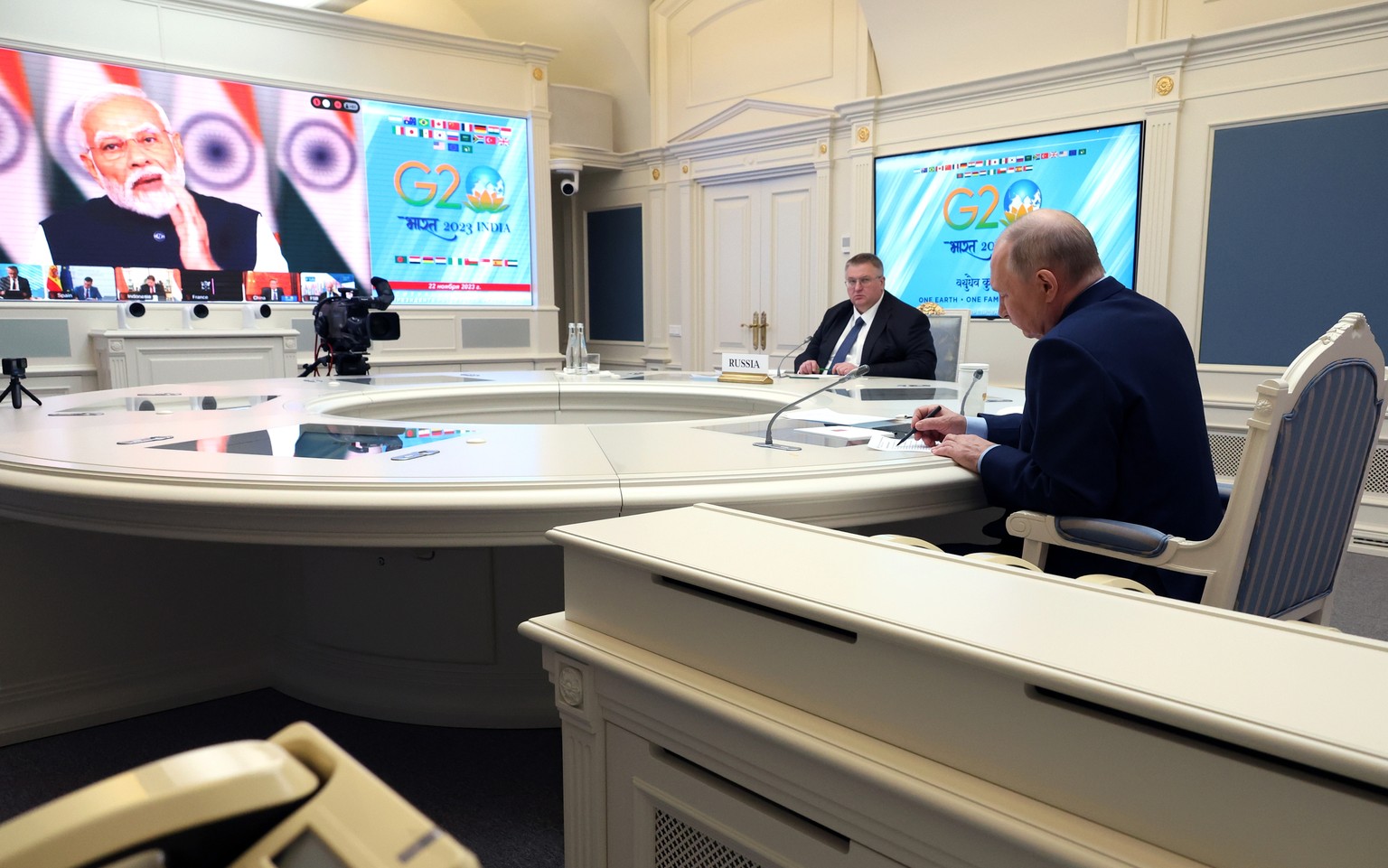 epa10989515 Russian President Vladimir Putin (R) and Russian Deputy Prime Minister Alexei Overchuk attend the extraordinary G-20 summit via videoconference in Moscow, Russia on November 22, 2023. EPA/MIKH…