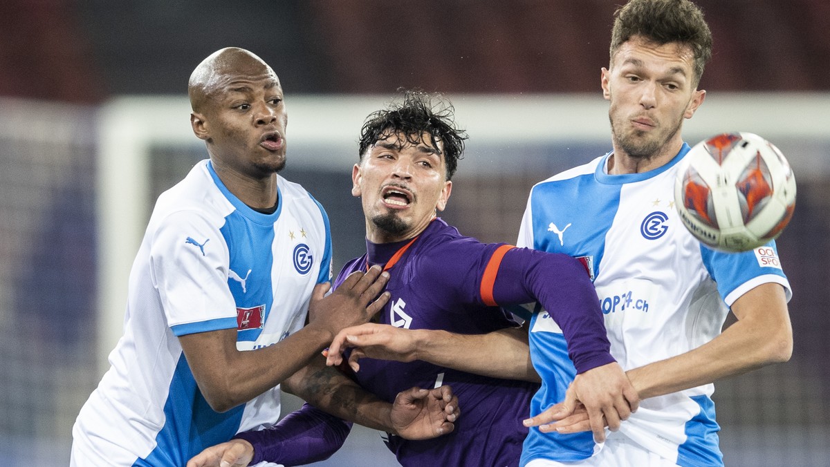 Grasshopper Nuno Pina Nunes, links, und Grasshopper Shkelqim Demhasaj, rechts, spielen um den Ball mit Lausannes Cameron Puertas, Mitte, im Fussball Cup Achtelfinal zwischen dem Grasshopper Club Zueri ...