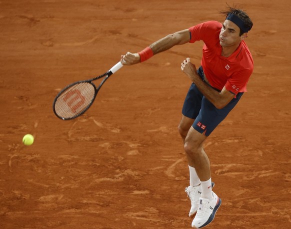 epa09250227 Roger Federer of Switzerland in action against Dominik Koepfer of Germany during their third round match at the French Open tennis tournament at Roland Garros in Paris, France, 05 June 202 ...