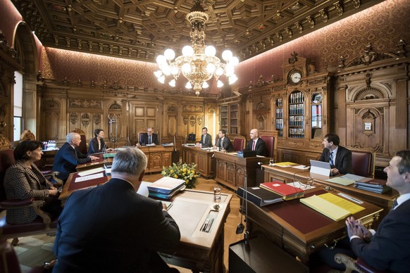 Bundespraesident Alain Berset, 3. von rechts, leitet die erste Sitzung der Landesregierung im laufenden Jahr, im Bundesratszimmer, am Mittwoch, 10. Januar 2018 in Bern. (KEYSTONE/Peter Klaunzer)