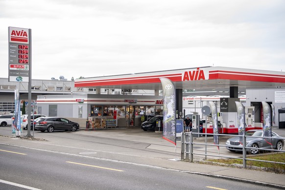 Die Avia Tankstelle mit einem Spar Shop in Geuensee im Kanton Luzern am Sonntag, 26. September 2021. Bei einer Auseinandersetzung bei der Tankstelle in Geuensee ist am Samstagabend ein Mann toedlich v ...