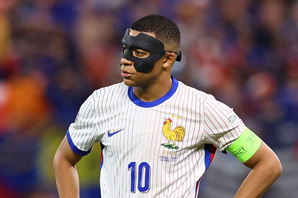 epa11460934 Kylian Mbappe of France looks on during the UEFA EURO 2024 quarter-finals soccer match between France and Portugal, in Hamburg, Germany, 05 July 2024. EPA/FILIP SINGER