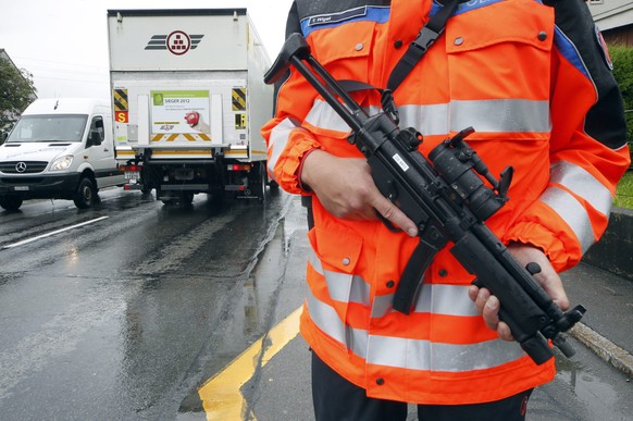 ZUM PROZESSAUFTAKT GEGEN DEN SCHWYZER POLIZISTEN, WELCHER 2012 BEI EINER FAHRZEUGKONTROLLE EINEN MANN ERSCHOSSEN HATTE, STELLEN WIR IHNEN AM MONTAG, 14. APRIL 2014 FOLGENDES ARCHIVBILD ZUR VERFUEGUNG  ...