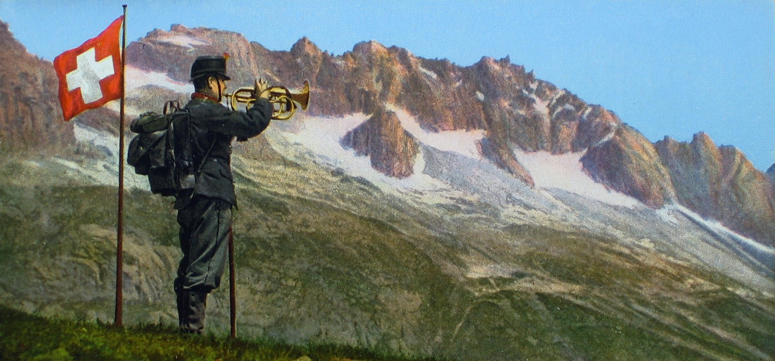 Alpen, Berge, Alpengipfel, Schweizer Fahne, Soldat, Trompeter: Patriotische Postkarte von 1915.