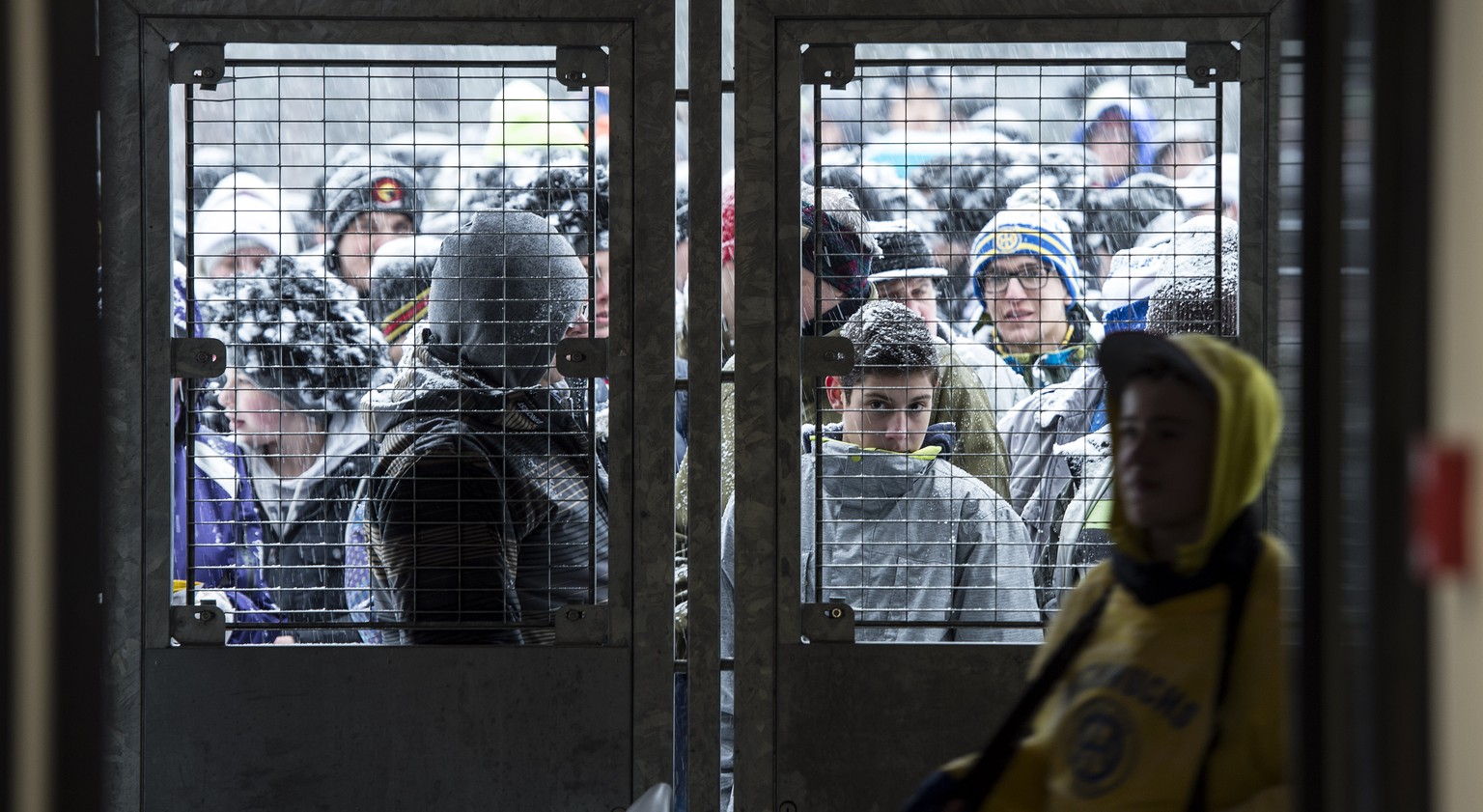 ARCHIV - ABSAGE SPENGLER CUP 2020 WEGEN CORONA --- Spectatores wait for entry before the game between Geneve-Servette and HC Rochester at the 87th Spengler Cup ice hockey tournament, in Davos, Switzer ...