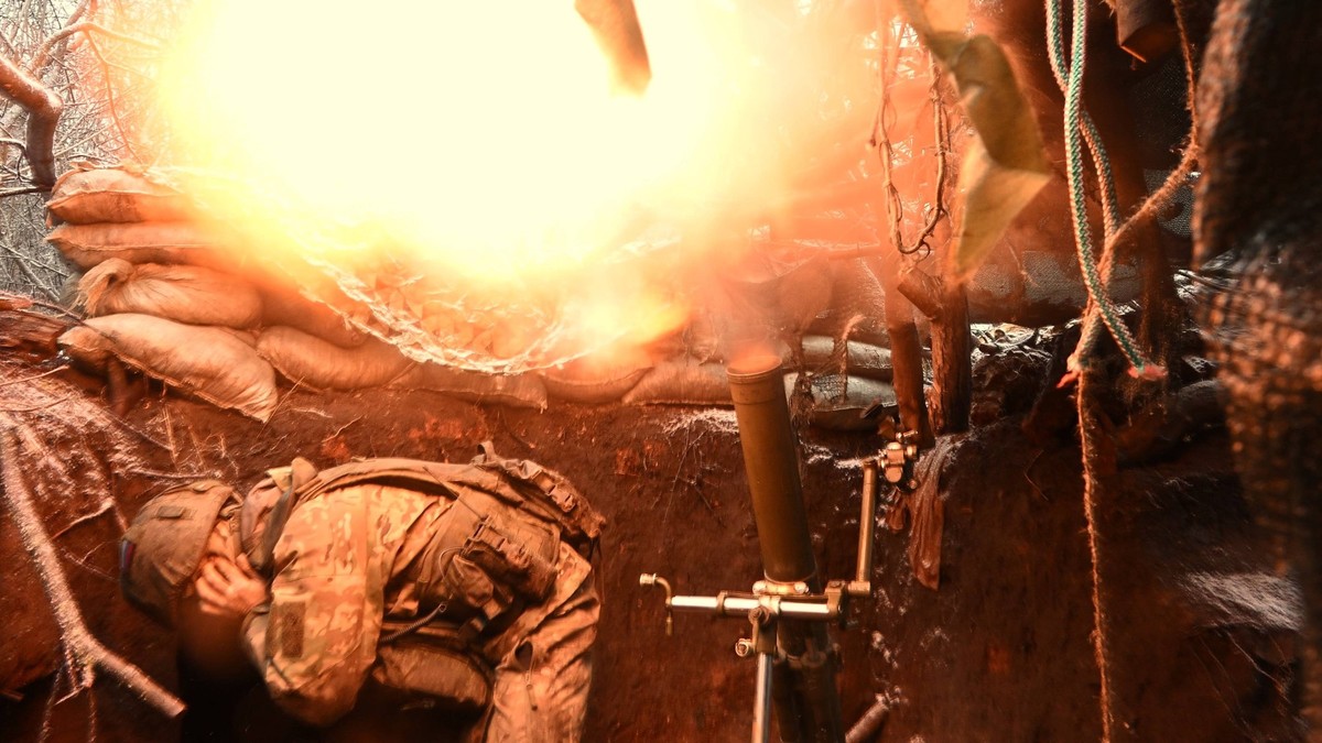 Russia Ukraine Military Operation Motorized Rifle Unit 8604264 23.01.2024 A serviceman of the 200th Guards Motorized Rifle Brigade of the Russian Northern Fleet fires a 82 mm mortar at a position, in  ...