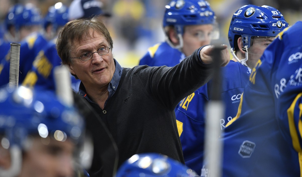 Davos Cheftrainer Arno Del Curto, beim vierten Playoff-Viertelfinalspiel der National League zwischen dem HC Davos und EHC Biel, am Samstag, 17. Maerz 2018, in der Vaillant Arena in Davos. (KEYSTONE/G ...