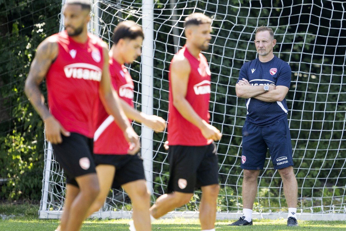 Thuns Trainer Mauro Lustrinelli verfolgt eine Uebung beim Trainingsstart, am Mittwoch, 18. Juni 2025, in Heimberg. Die Meisterschaft der Super League startet am letzten Juli Wochenende in die neue Sai ...
