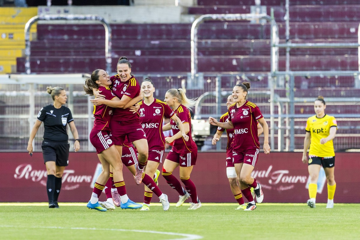 Servette's forward Magdalena Izabela Sobal, 2nd left, celebrates her goal with her teammates after scoring the 1:0, during the second leg playoff final Women's Super League soccer match of S ...