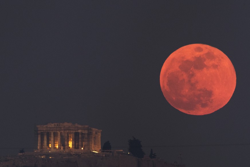 Die Akropolis in Athen, Griechenland, erscheint winzig im Vergleich zum Mond.&nbsp;