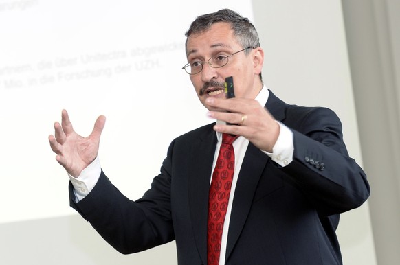 Michael Hengartner, Rektor der Universitaet Zuerich, spricht an der Jahresmedienkonferenz der Universitaet Zueich USZ, am Freitag, 25. April 2014, in Zuerich. (KEYSTONE/Walter Bieri)