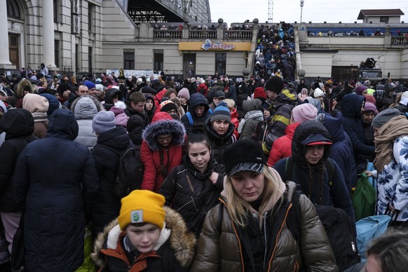 epa09806467 Displaced Ukrainians at the Lviv train station in western Ukraine, as they try to leave Ukraine amid Russian military operation in the country, in Lviv, Ukraine, 06 March 2022. Russian tro ...