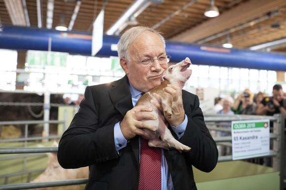 BILDPAKET -- ZUM JAHRESRUECKBLICK 2018 OKTOBER, STELLEN WIR IHNEN HEUTE FOLGENDES BILDMATERIAL ZUR VERFUEGUNG -- Bundesrat Johann Schneider-Ammann posiert mit einem Saeuli, an der Eroeffnung der 76. O ...