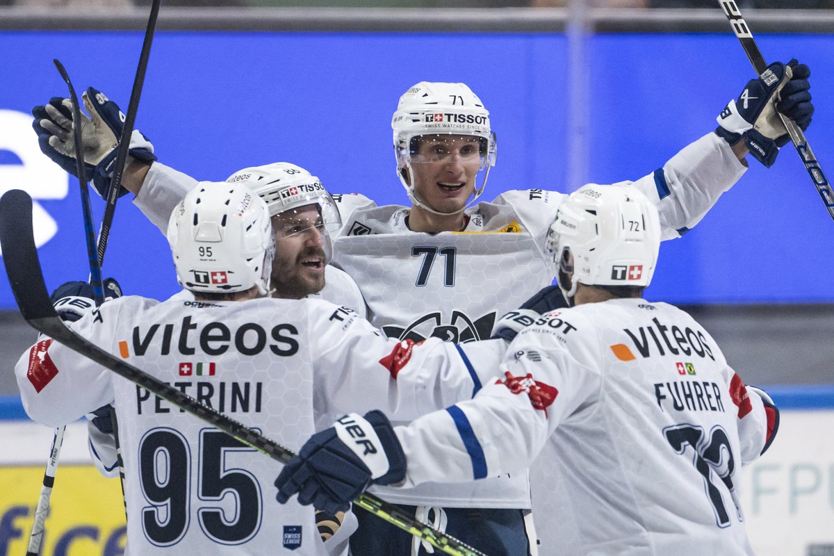 Der Chaux-de-fonnier Loic In-Albon, 2. von rechts, jubelt nach seinem Tor zum 0:2 zusammen mit von links, Patrick Petrini, Kay Schweri, und rechts, Leonardo Fuhrer, im vierten Spiel des Eishockey Play ...