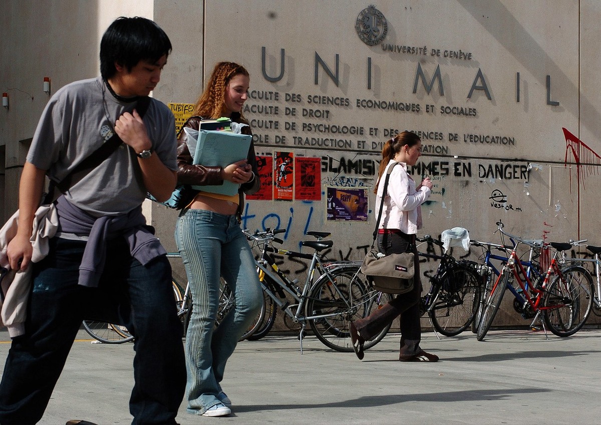 Des etudiantes sortent du batiment de l'UNI Mail Universite de Geneve, ce jeudi 18 mars 2004. (KEYSTONE/Martial Trezzini)