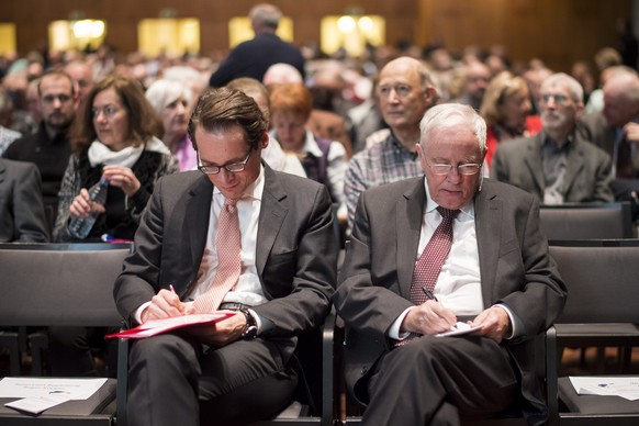 Roger Koeppel, links, Herausgeber der Zeitung "Weltwoche", und Christoph Blocher, rechts, anlaesslich des SVP-Abendprogramms "200 Jahre voelkerrechtliche Neutralitaet am Donnerstag, 19. ...