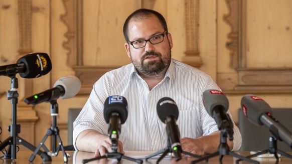 Der Schwyzer Kantonsrat Bernhard Diethelm informiert an einer Medienkonferenz die ueber die ihn betreffende Anklage der Staatsanwaltschaft, am Mittwoch, 28. Juni 2023 im Rathaus in Schwyz. Diethelm mu ...