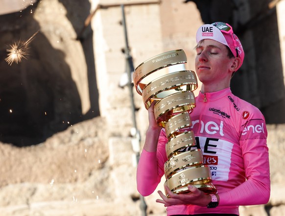 epa11372013 Slovenian rider Tadej Pogacar of Uae Team Emirates� celebrates with the trophy after winning of the Giro d&#039;Italia 2024 cycling tour, in Rome, Italy, 26 May 2024. EPA/GIUSEPPE LAMI