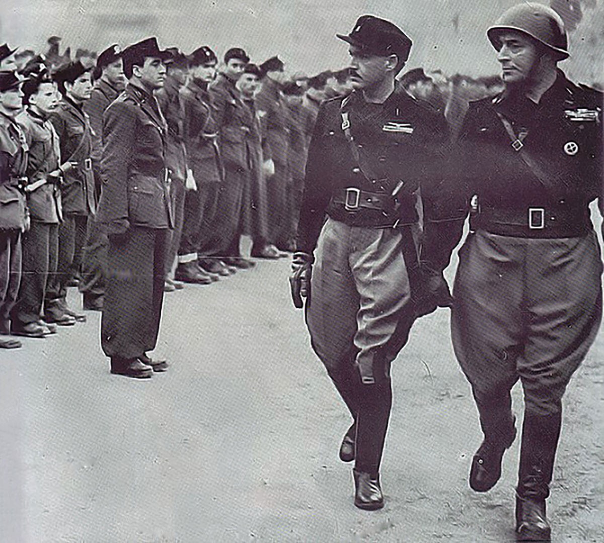 Alessandro Pavolini (Mitte), Gründer der Schwarzen Brigaden, bei einer Inspektion 1944 in Mailand.
https://commons.wikimedia.org/wiki/File:Alessandro_Pavolini_e_Vincenzo_Costa_passano_in_rassegna_gli_ ...