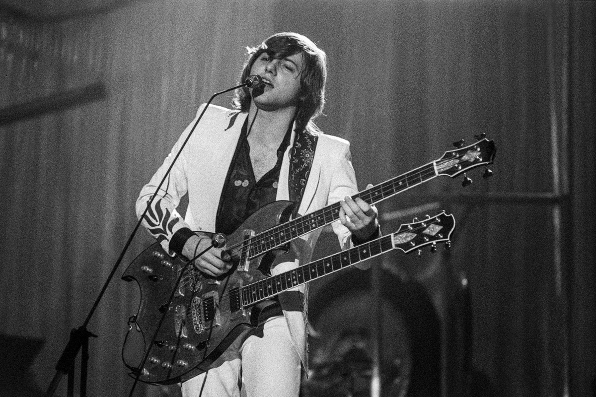 Greg Lake, Gitarre und Gesang, bei seinem Auftritt mit "Emerson, Lake and Palmer" im Hallenstadion in Zuerich, aufgenommen am 15. April 1973. (KEYSTONE/Str)