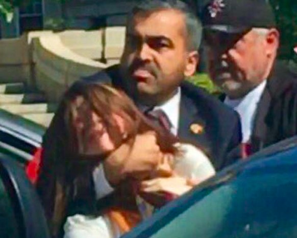 Is mir egal: Hier schaut Erdogan zu, wie seine Bodyguards Demonstranten verpr眉geln聽
Finde ich noch erw盲hnenswert. Was sagt wohl POTUS?