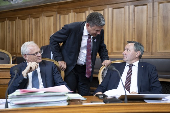 Mathias Zopfi, GP-GL, Mitte, spricht mit Werner Salzmann, SVP-BE, rechts, an der Seite von Thomas Minder, Parteilos-SH, waehrend der Herbstsession der Eidgenoessischen Raete, am Donnerstag, 29. Septem ...