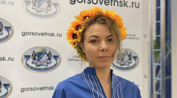 Helga Pirogowa: Die Abgeordnete des Nowosibirsker Stadtparlaments sollte wegen ihres Farbcodes die Sitzung verlassen.