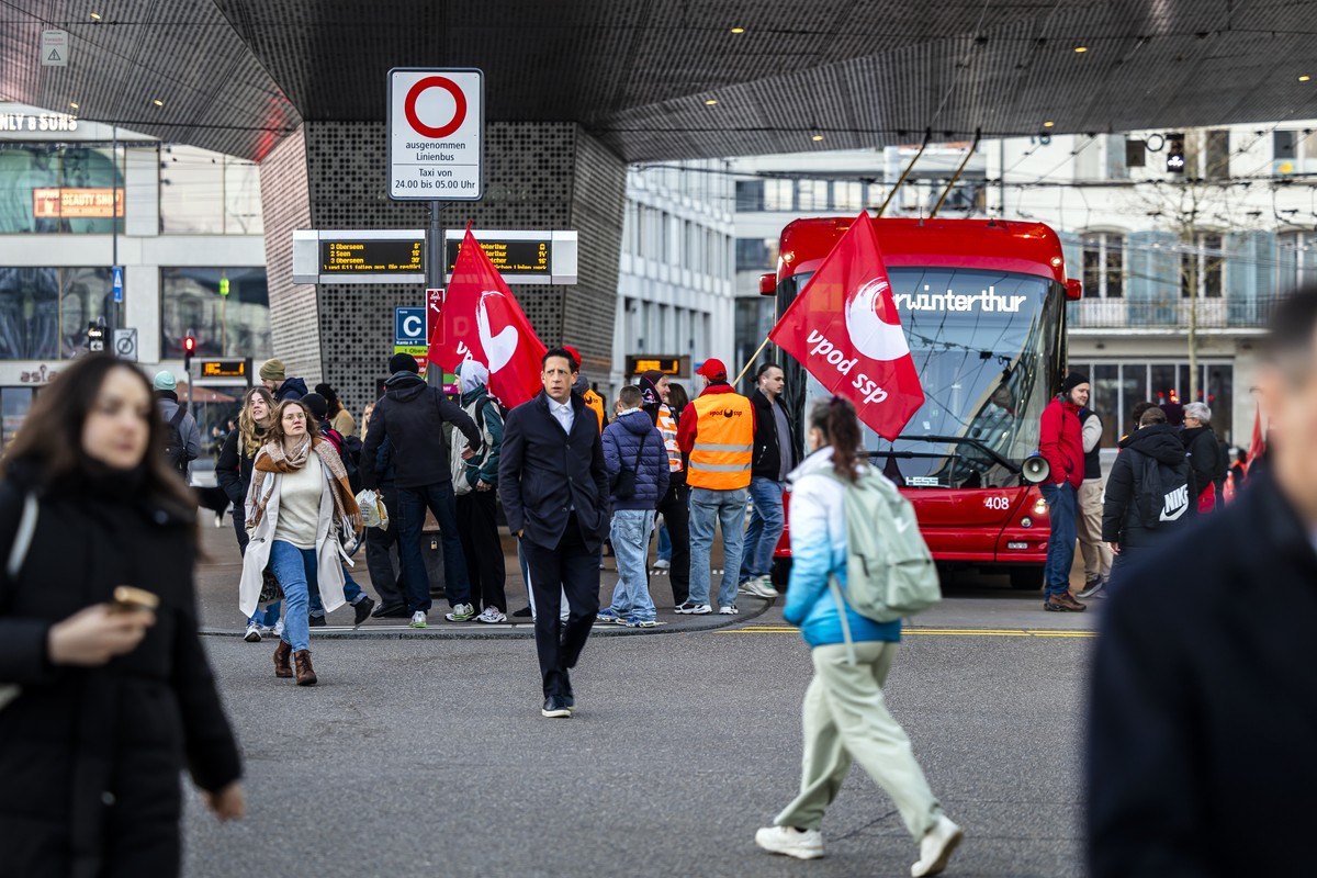 Pendler und Gewerkschafter stehen an der Bushaltestelle am Bahnhof Winterthur waehrend eines Streiks des Fahrpersonals von Stadtbus Winterthur am Dienstag, 3. Maerz 2026 in Winterthur. Dienstagmorgen  ...