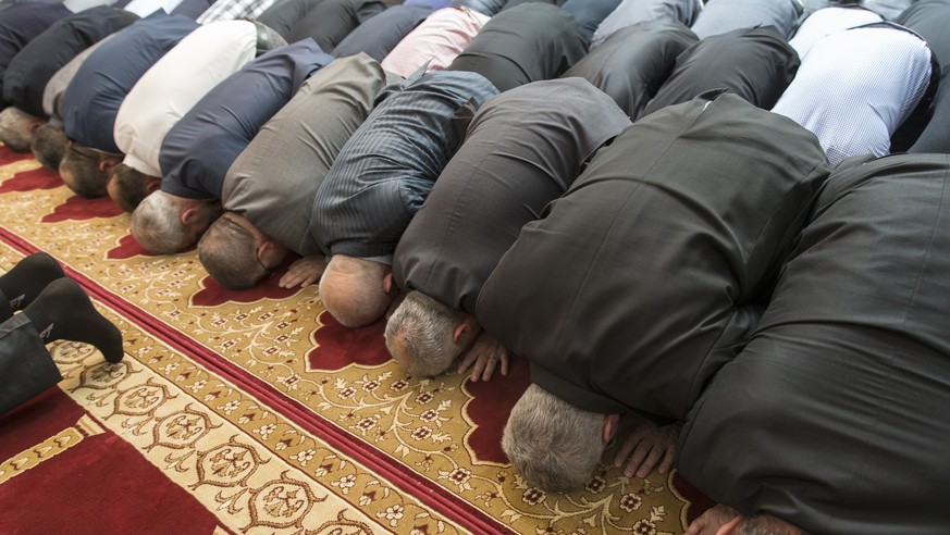 Muslime beten in der neu eroeffneten Moschee im Haus der Religionen, am Sonntag, 26. April 2015, in Bern. (KEYSTONE/Peter Klaunzer)