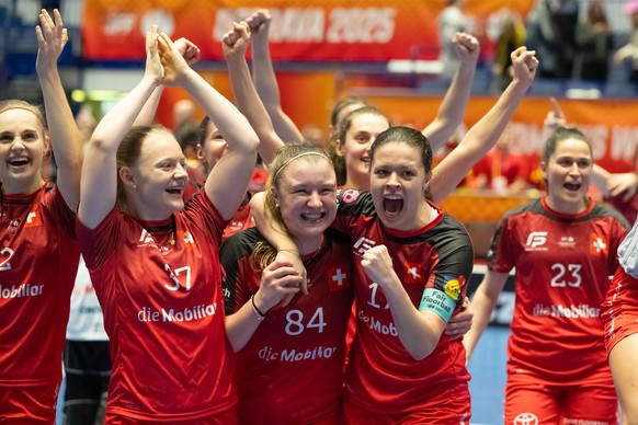 KEYPIX - Die Schweizerinnen jubeln nach Spielschluss im Halbfinal Schweden gegen die Schweiz an der Frauen Unihockey Weltmeisterschaft der Damen 2025, am Samstag, 13. Dezember 2025,in der Ostravar Are ...